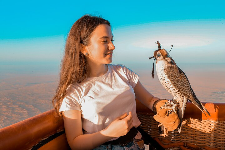 Experience the magic of Dubai from 4000 ft with a falcon soaring gracefully beside you creating unforgettable memories high above breathtaking landscapes. A remarkable adventure awaits!